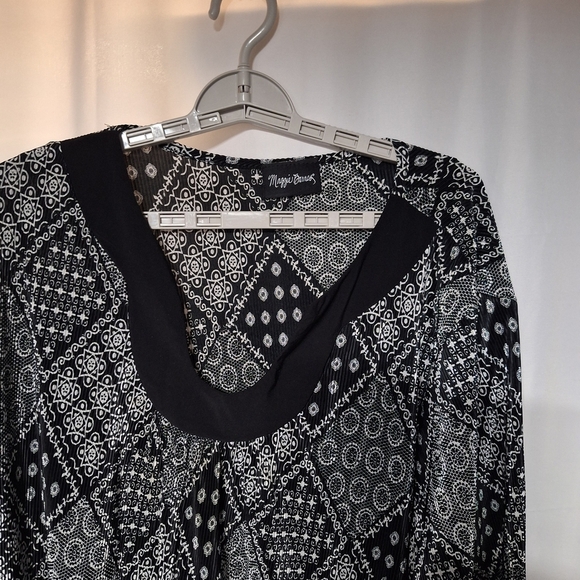 Black and White Patterned Top Flowy Comfort - Picture 2 of 8